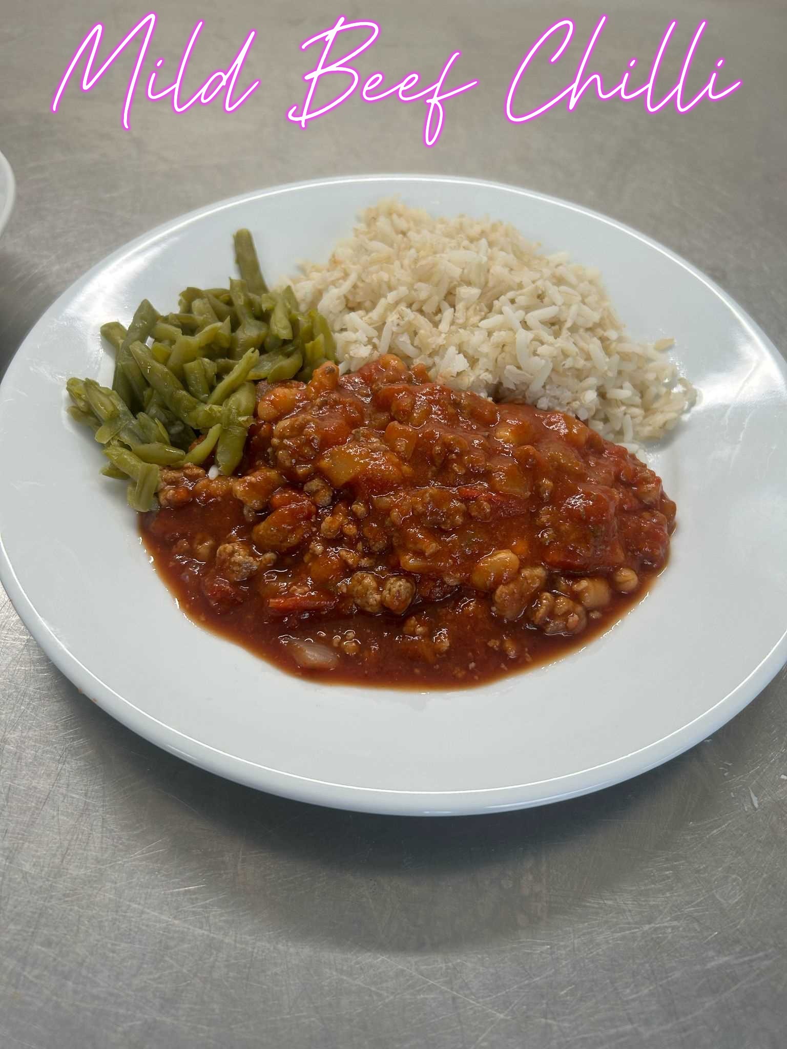 Mild Beef Chilli, Wholegrain Rice & Green Beans.